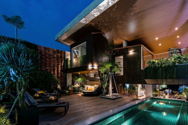 Una piscina al aire libre, tumbonas