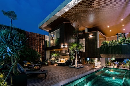 Outdoor pool, sun loungers