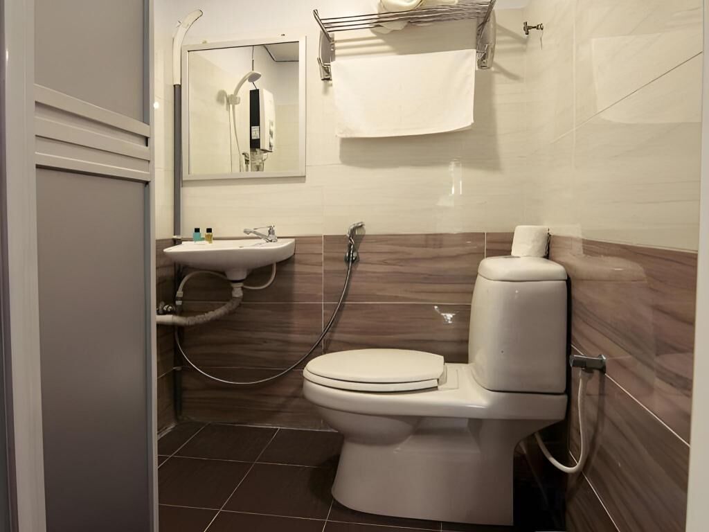 Douche, articles de toilette gratuits, bidet, serviettes fournies