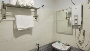 Een douche, gratis toiletartikelen, een bidet, handdoeken