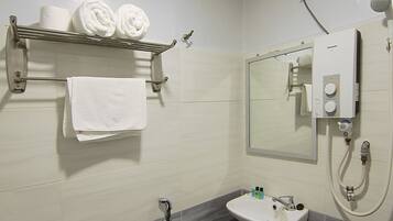 Dusche, kostenlose Toilettenartikel, Bidet, HandtĂŒcher