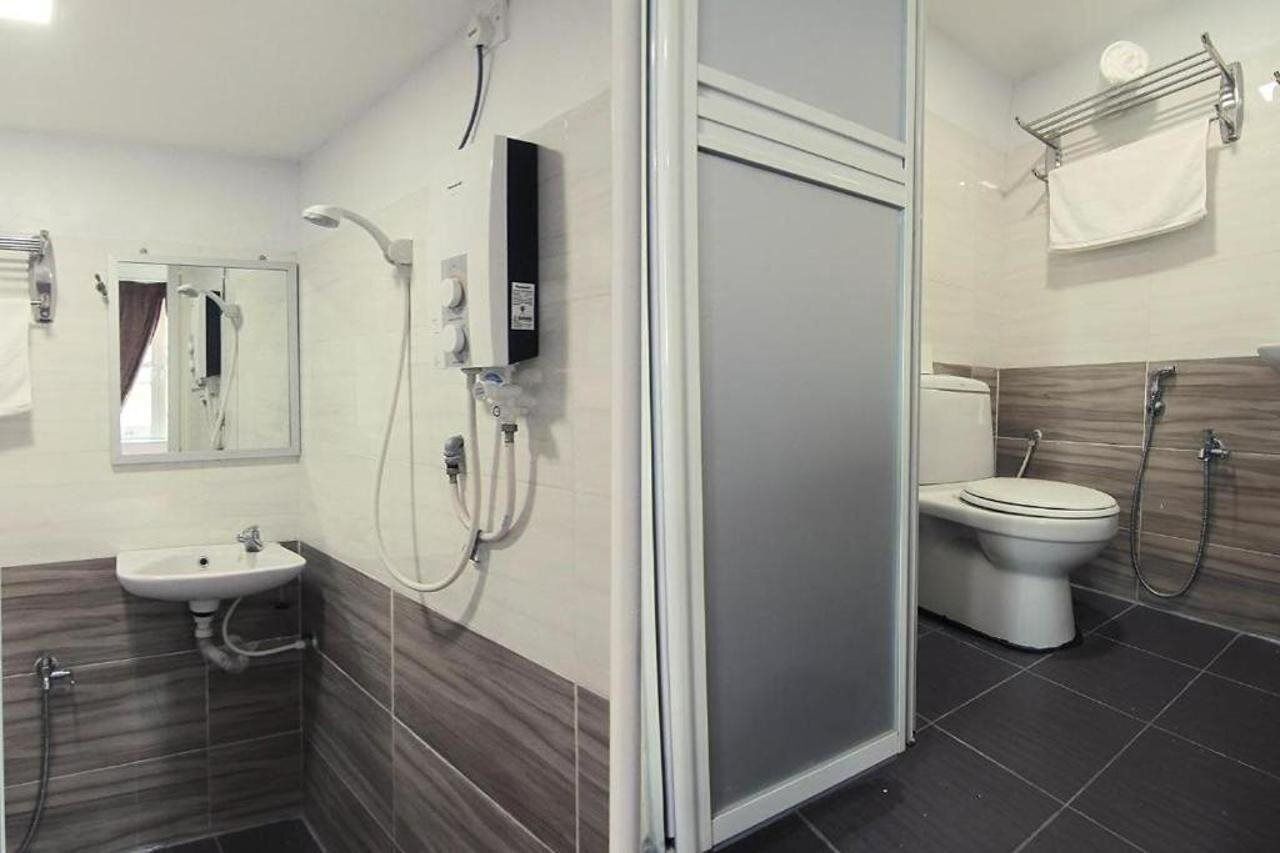 Pancuran mandi, kelengkapan dandanan diri percuma, bidet 