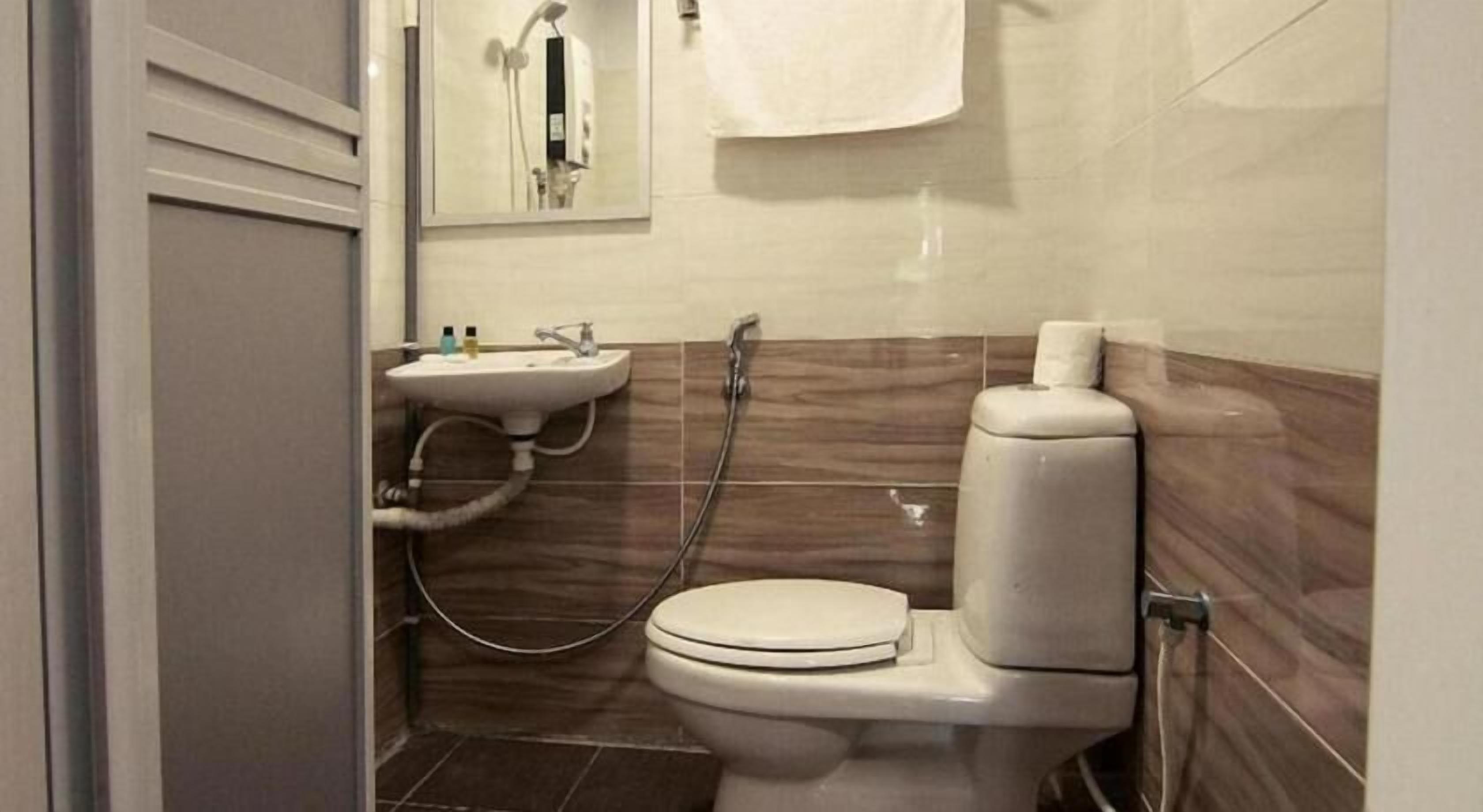 Pancuran mandi, kelengkapan dandanan diri percuma, bidet 
