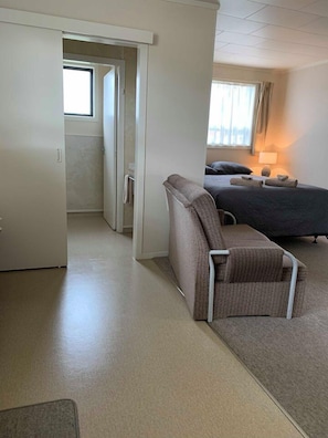 Studio, Queen Bed | Individually decorated, individually furnished, iron/ironing board - Waiouru Welcome Inn (Waiouru)