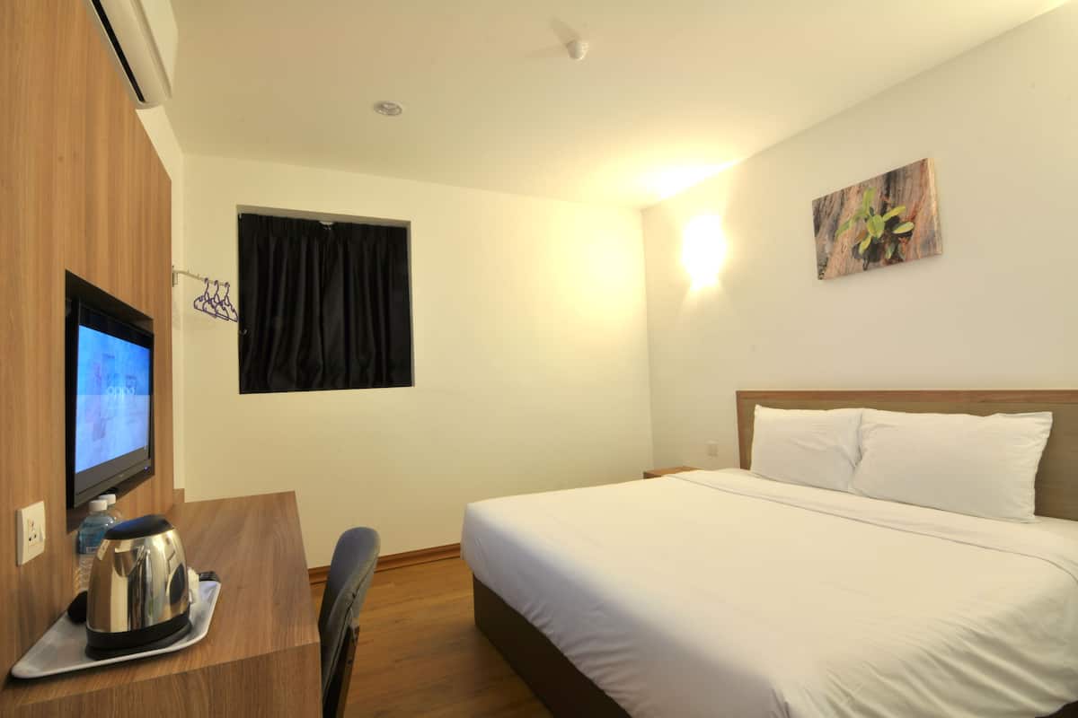 Deluxe Double Room, 1 King Bed | Desk, iron/ironing board, free WiFi, bed sheets