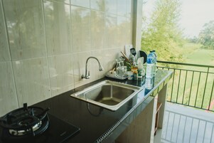 Refrigerador, placa de cocina, utensilios de cocina