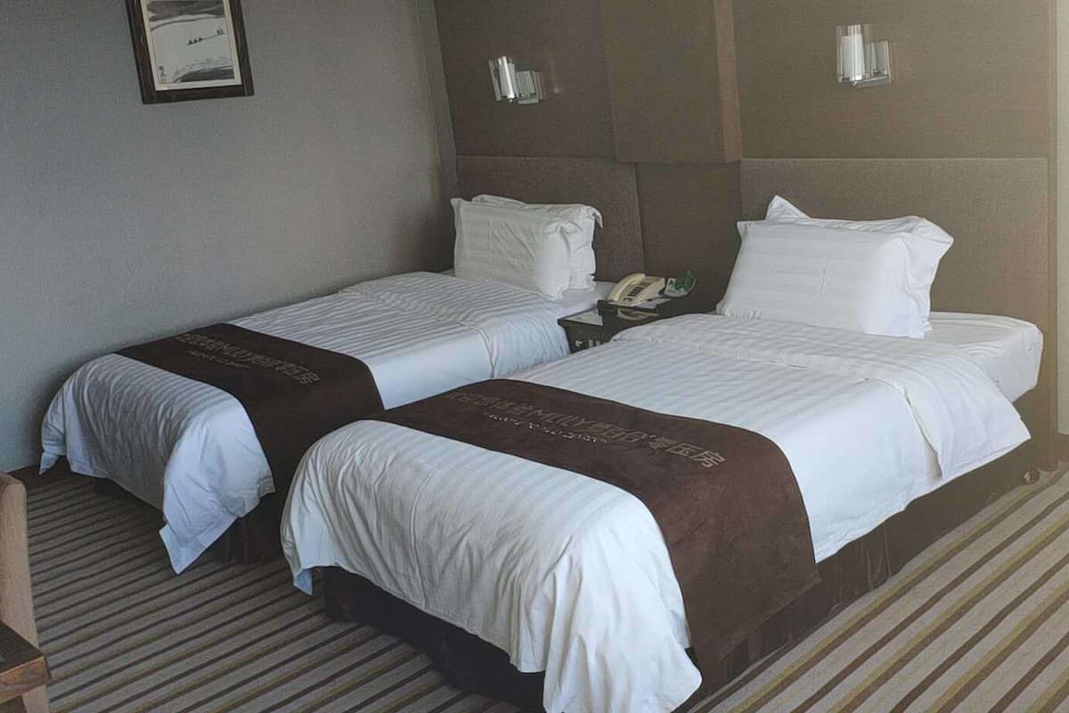 Design Twin Room | Minibar, in-room safe, desk, laptop workspace