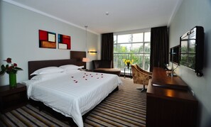 Deluxe Double Room | Minibar, in-room safe, desk, laptop workspace - Poly Hotel (Guangzhou)