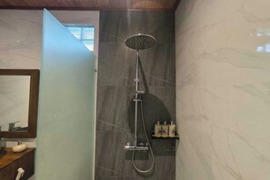 套房 | 浴室 | 淋浴設備、雨淋花灑、免費梳洗用品、風筒