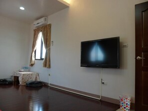 40-inch flat-screen TV with cable channels, TV - Rose Lodge (Dongshan)