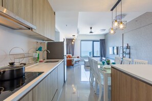 Grand-Apartment, 2 Schlafzimmer, Meerblick | Wohnbereich | 40-Zoll-LED-Fernseher mit Digitalempfang