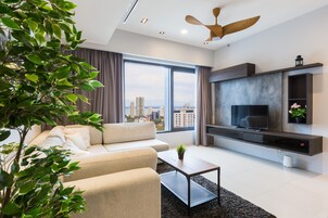 Căn hộ Premium, 2 phòng ngủ, quang cảnh biển | Khu phòng khách | TV LED 40-inch có truyền hình kỹ thuật số 