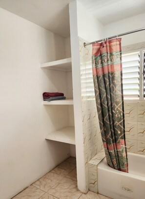 Shower, hydromassage showerhead, towels, soap - Marantha Close (Montego Bay)