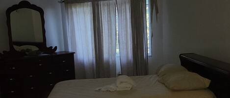 Firemannsrom – comfort, 2 queensize-senger, ikke-røyk | Sengetøy av topp kvalitet, safe på rommet og individuelt innredet