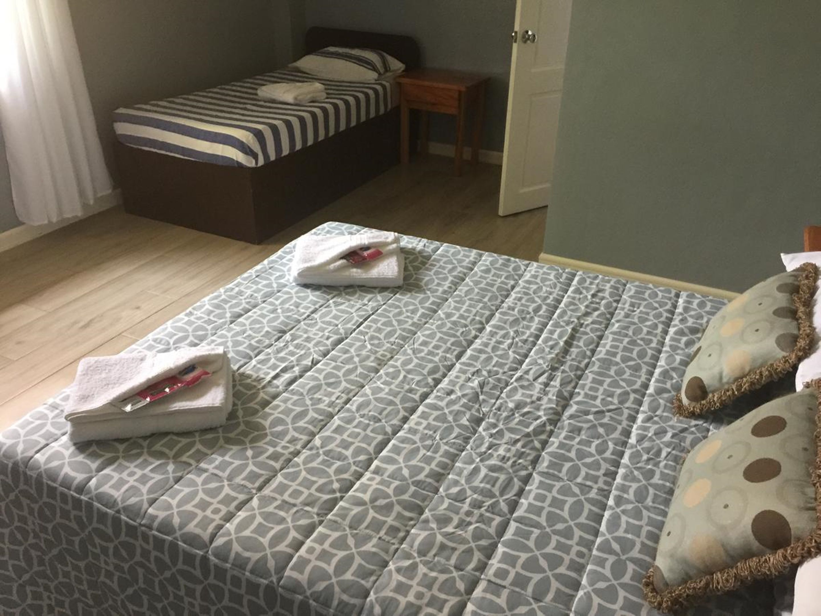 Una habitación de hotel con cama, escritorio y silla.