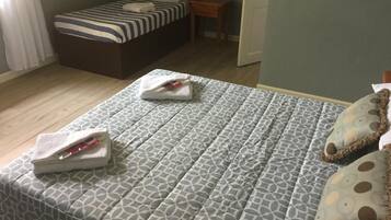 Una habitación de hotel con cama, escritorio y silla.