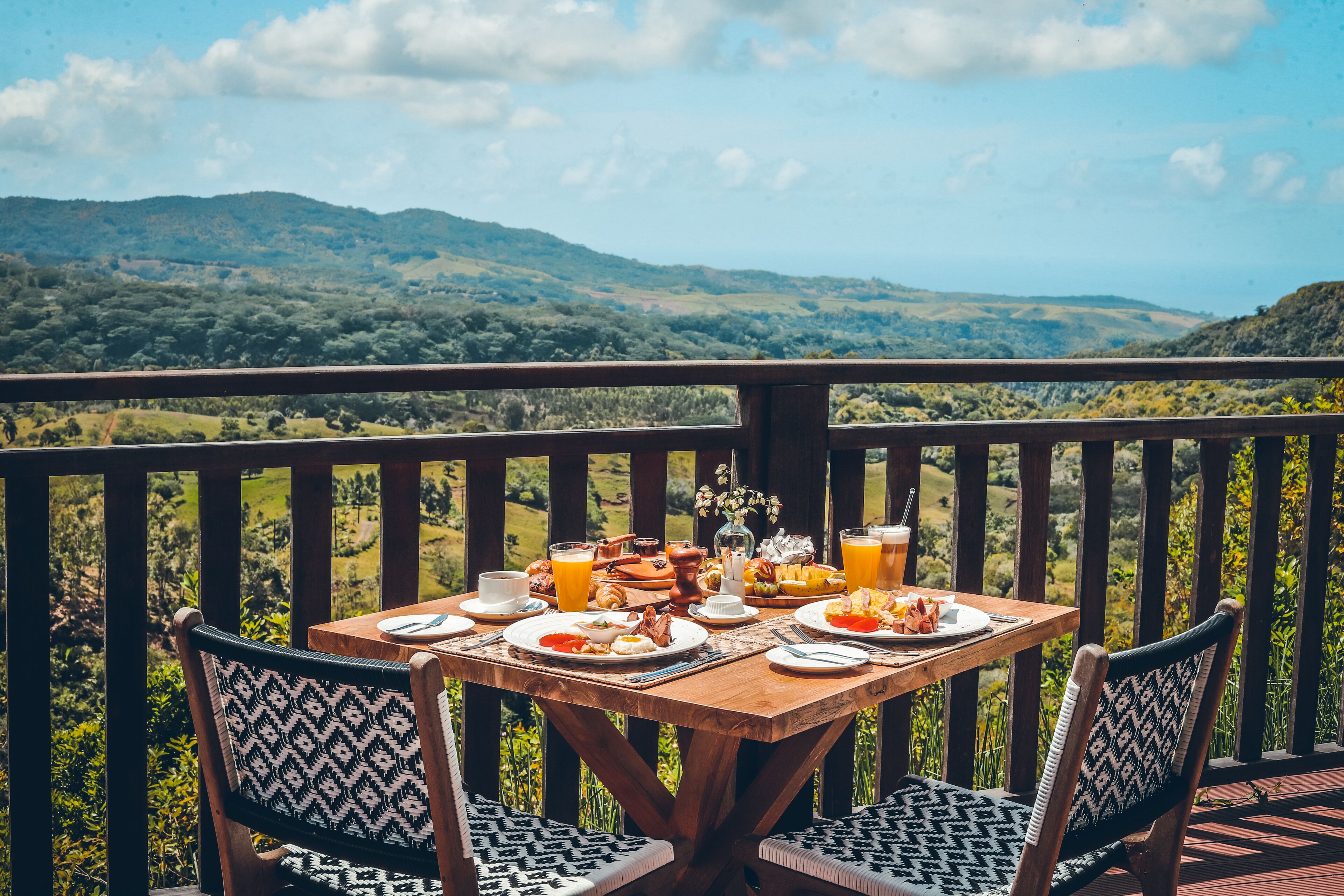 供应早餐、午餐和晚餐，本地与国际菜，泳池景观