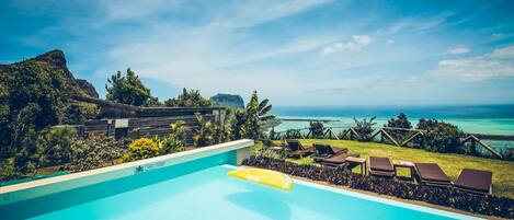 야외 수영장, 수영장 파라솔, 일광욕 의자