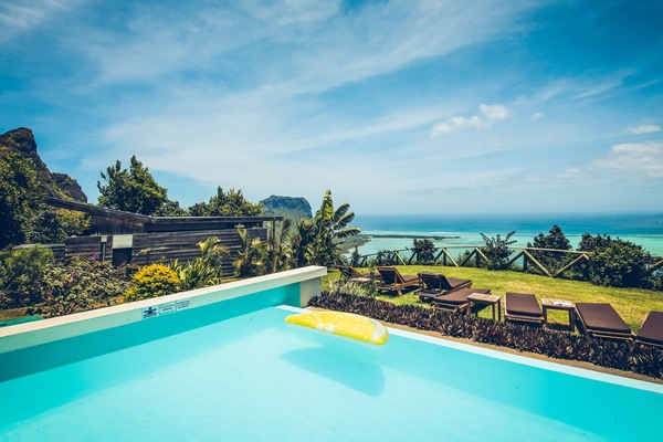 Kolam renang terbuka, payung kolam, kerusi lepak pantai