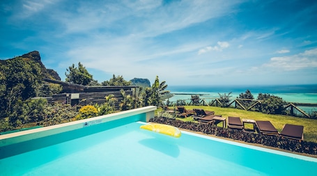 Piscina all'aperto, ombrelloni da piscina, lettini