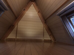 A room with wooden slats on the ceiling and a wooden floor. - Wariyama Shinrin Koen Tenkomori (Toyama)