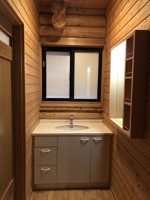 Bathroom sink - Wariyama Shinrin Koen Tenkomori (Toyama)