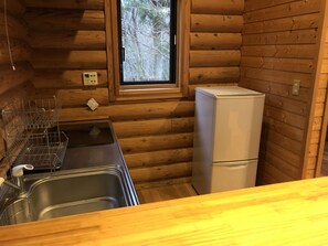 Rumah (Log) | Dapur kecil pribadi | Lemari es, microwave di ruangan umum, dan kompor