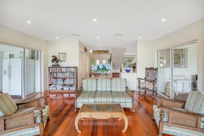 Flat-screen TV, video game console, DVD player - Mudgee Country Grandeur Home (Mudgee)