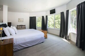 Grand House, 6 Bedrooms, Private Pool | 6 bedrooms, iron/ironing board, travel crib, free WiFi - Mudgee Country Grandeur Home (Mudgee)