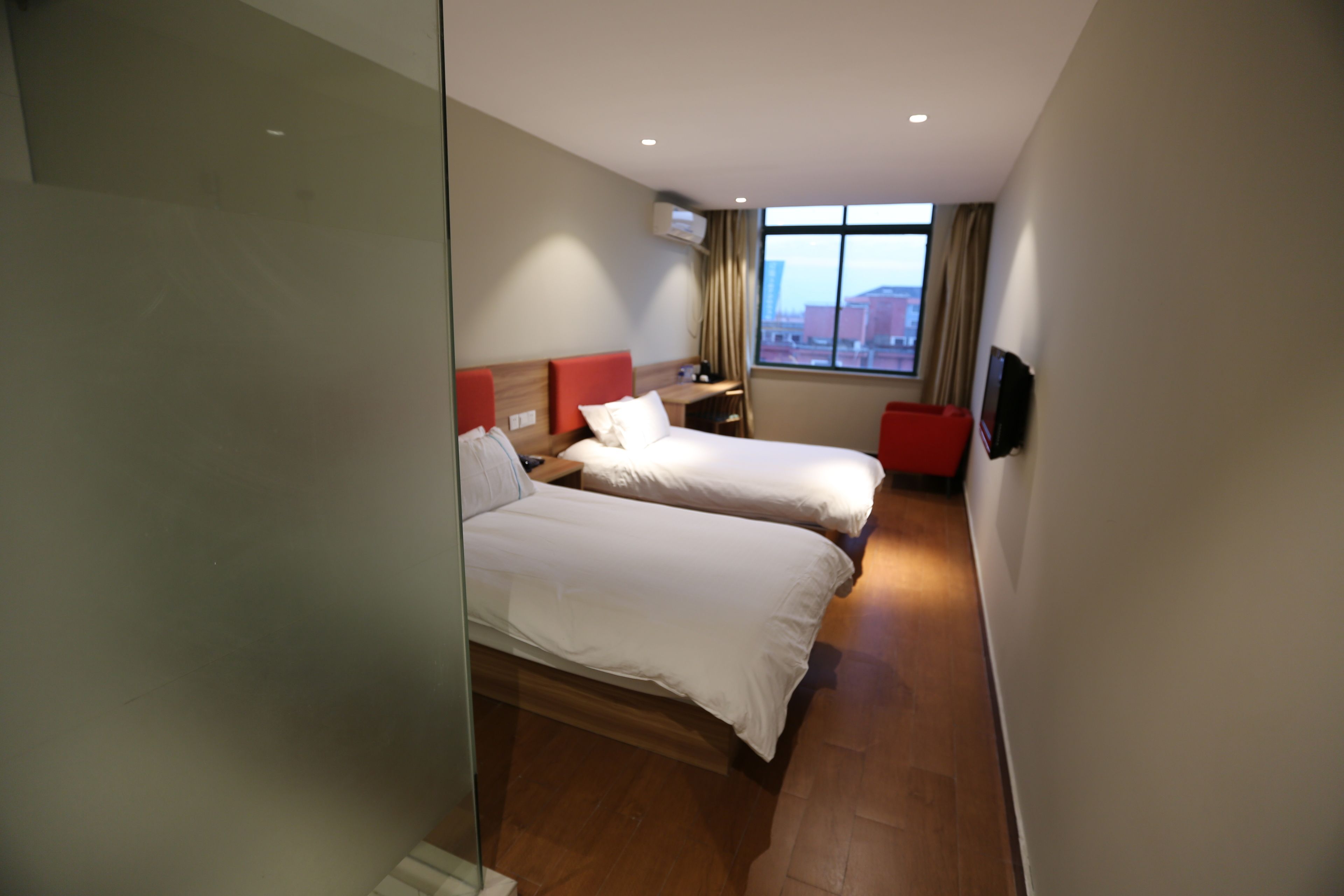 Quarto duplo superior | Escrivaninha, cortinas blackout, Wi-Fi de cortesia, roupa de cama