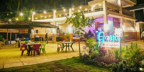 施設の正面 (日没後)