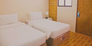 Standard-Zweibettzimmer | Schreibtisch, Bügeleisen/Bügelbrett, Bettwäsche