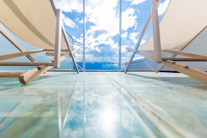 Una habitación con un ventanal grande y vistas al cielo.