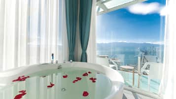 Romantisches Zimmer | Badezimmer | Badewanne und Dusche (separat), Komfortbadewanne, Regendusche