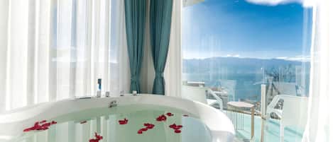 Chambre Romantique | Salle de bain | Baignoire et douche séparées, baignoire relaxante profonde
