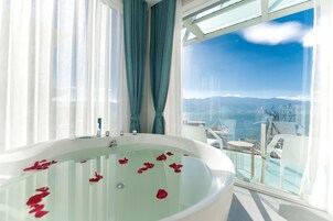 浪漫客房 | 浴室 | 独立的浴缸和淋浴、深泡浴缸、大花洒淋浴喷头、免费洗浴用品