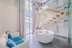 Blackout curtains, soundproofing, free WiFi