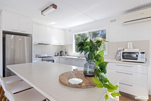 Réfrigérateur, micro-ondes, plaque de cuisson, lave-vaisselle
