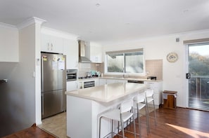 Fridge, microwave, oven, stovetop - Marlin Beach House (Bass Coast)