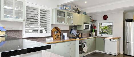 ثلاجة، ميكروويف، محمصة خبز، مستلزمات طهي/أطباق/أوعية