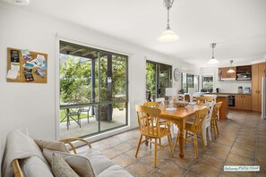 Dining - Villa de mer at Phillip Island (Phillip Island)