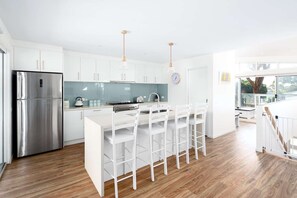 Fridge, microwave, toaster, cookware/dishes/utensils - Ventnor Beachhouse (Bass Coast)