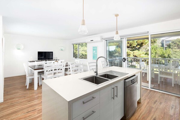 Fridge, microwave, toaster, cookware/dishes/utensils - Ventnor Beachhouse (Bass Coast)