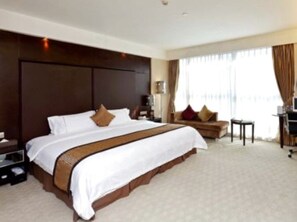 行政套房 | 客房内保险箱、办公桌、遮光窗帘、熨斗/熨板