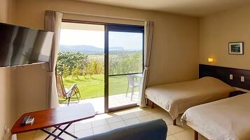 ์ํํธ, ํ
๋ผ์ค | 1 ๊ฐ์ ์นจ์ค, ์ค๋ฆฌ/๊ฑฐ์ํธ ์ด๋ถ, ์ฑ
์, ๋
ธํธ๋ถ ์์
๊ณต๊ฐ