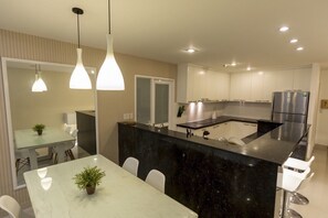 Refrigerador, placa de cocina, tetera/pava eléctrica