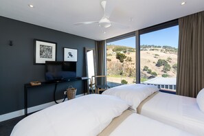 Premier Apartment, Multiple Beds, Non Smoking, Mountain View | 2 bedrooms, in-room safe, individually decorated, desk - Mirage 1202 (Cape Town)