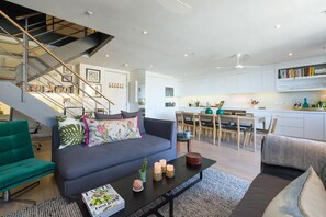 2 bedrooms, in-room safe, individually decorated, desk - Mirage 1202 (Cape Town)