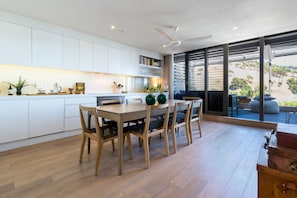 Apartamento Premier, varias camas, no fumadores, vistas a la montaña | Cocina básica privada | Frigorífico, microondas, horno y placa de cocina