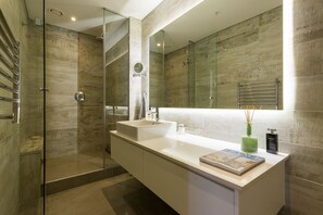 Premier Apartment, Multiple Beds, Non Smoking, Mountain View | Bathroom | Free toiletries, hair dryer, towels - Mirage 1202 (Cape Town)